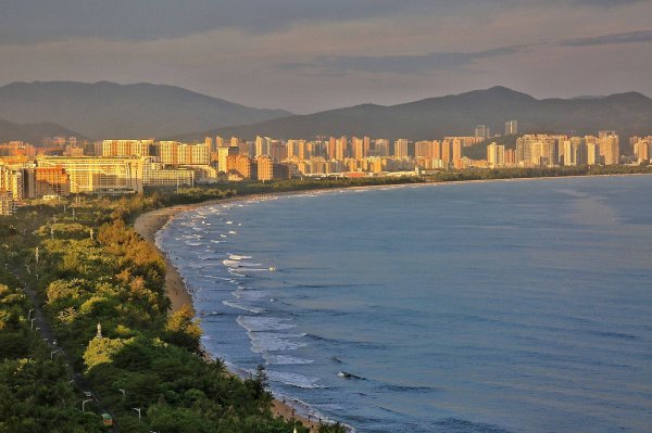 派生资本 漫步三亚湾椰林，邂逅北纬18度的浪漫时光，日落时尽览滨海美景