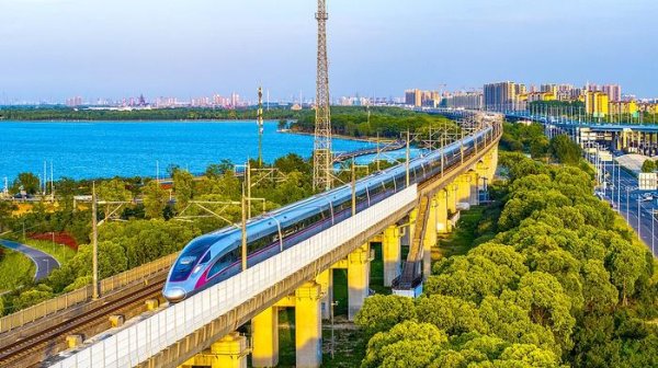 乐天盈配资 华人学者：中国造船、无人机，美国再不改，公厕都建不成